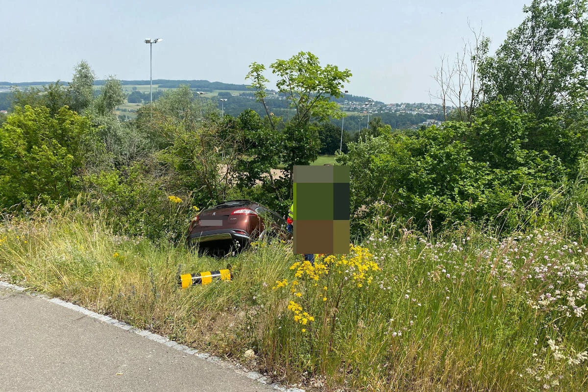 Unfall in Bremgarten AG – Kontrolle verloren und Peugeot Abhang hinunter