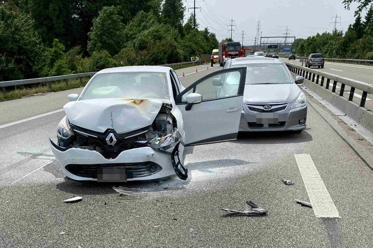 A1 bei Wangen an der Aare AG - Nach Auffahrunfall fing ein Auto zu brennen an