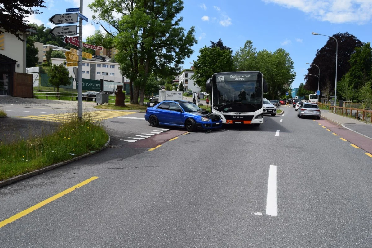 Herisau AR - Bei einer Kollision zwischen Linienbus und Auto entstand nur Blechschaden