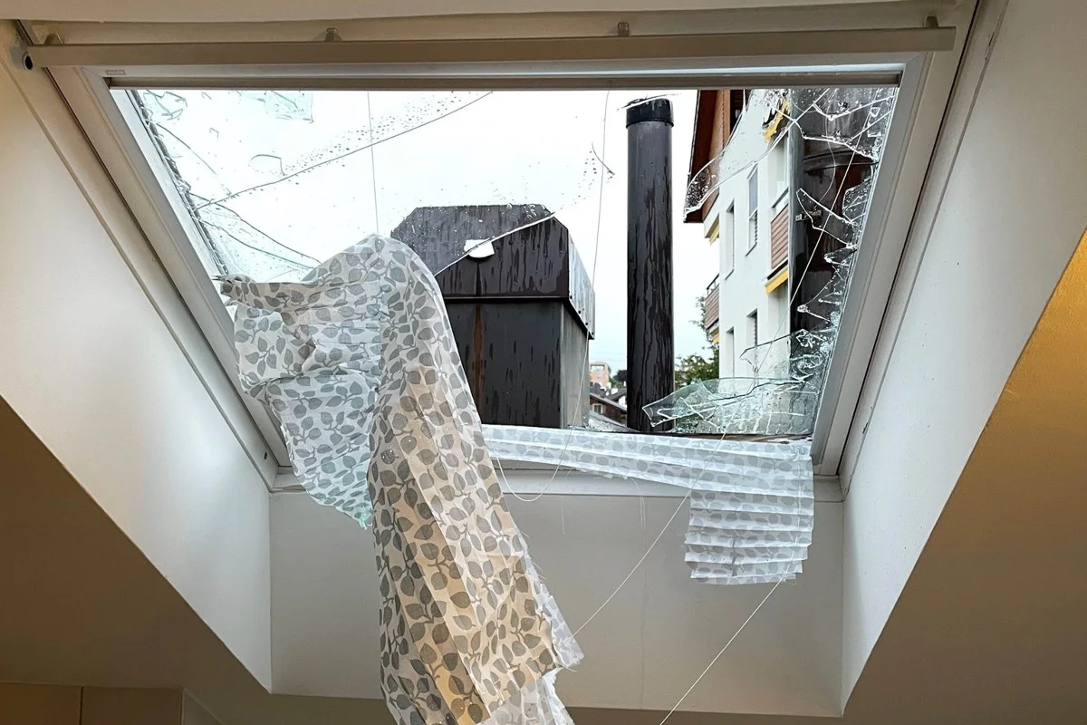Unwetter im Kanton Zug - Hagel zerstört Dachfenster und Autoscheiben!