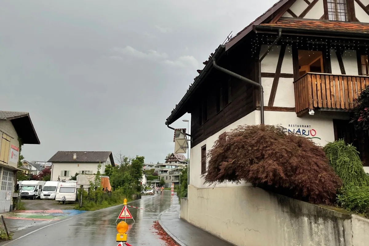 Unwetter im Kanton Zug - Hagel zerstört Dachfenster und Autoscheiben!