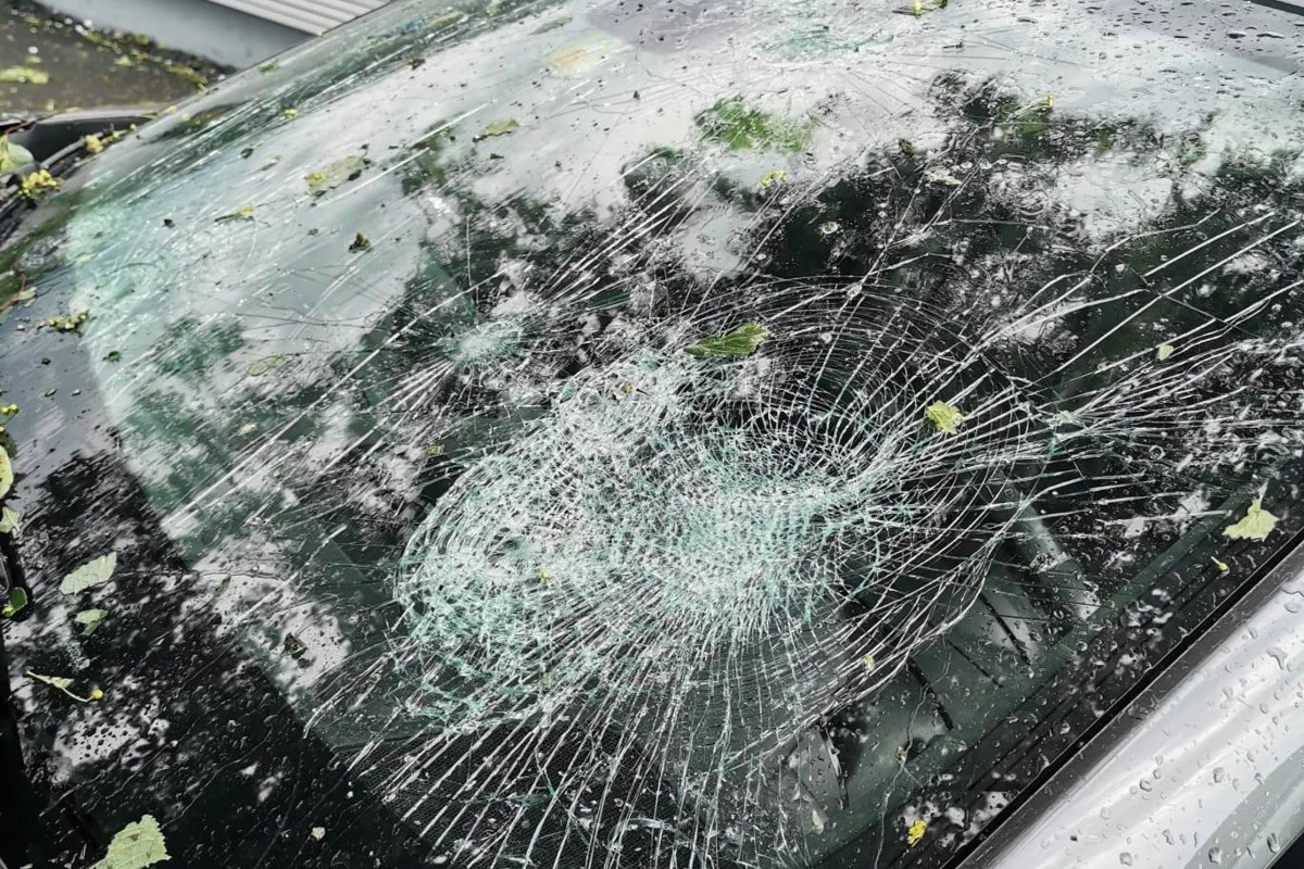 Unwetter im Kanton Zug - Hagel zerstört Dachfenster und Autoscheiben!