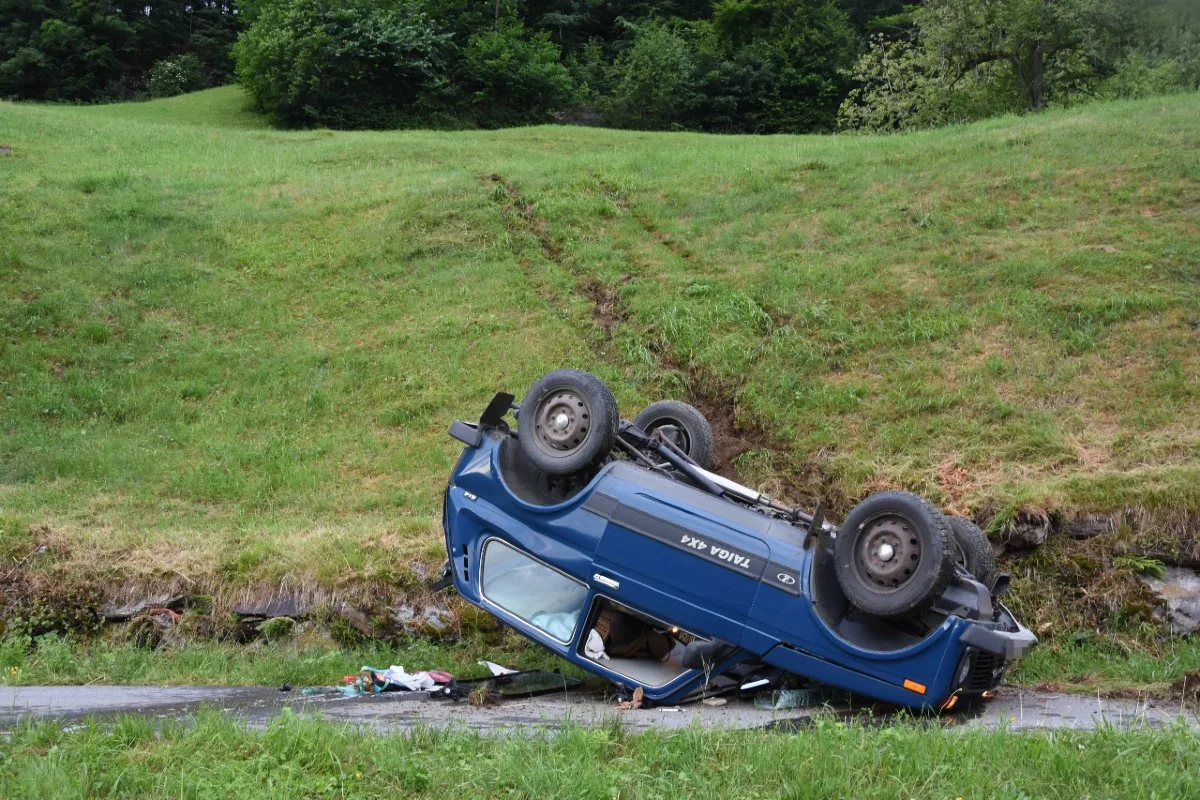 Spektakulärer Selbstunfall in Plons SG - Auto überschlägt sich und landet auf Dach!