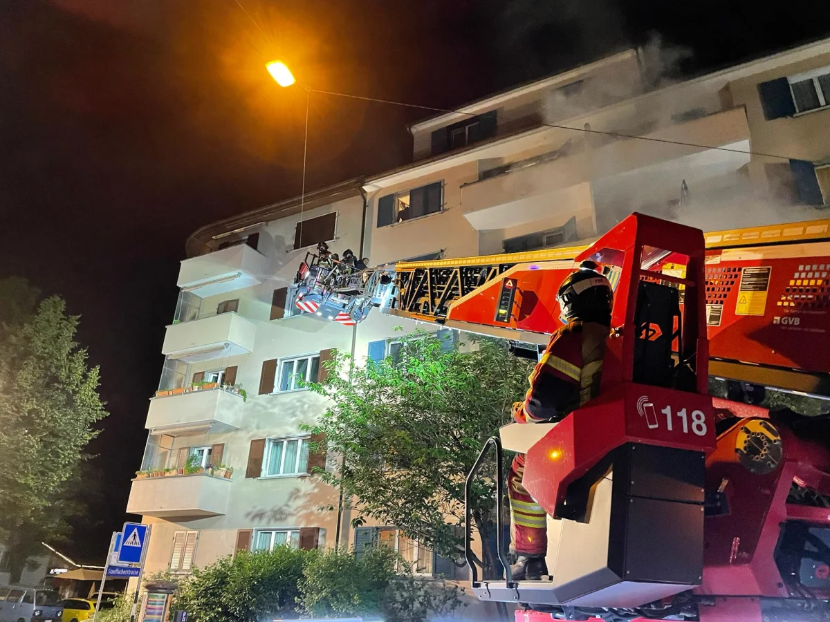Bern Breitfeld - Feuerwehr musste mehrere Personen über Drehleiter evakuieren