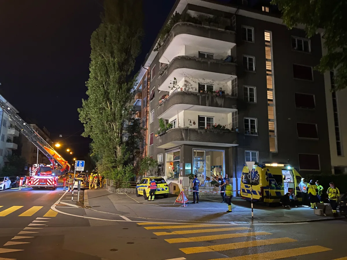 Bern Breitfeld - Feuerwehr musste mehrere Personen über Drehleiter evakuieren