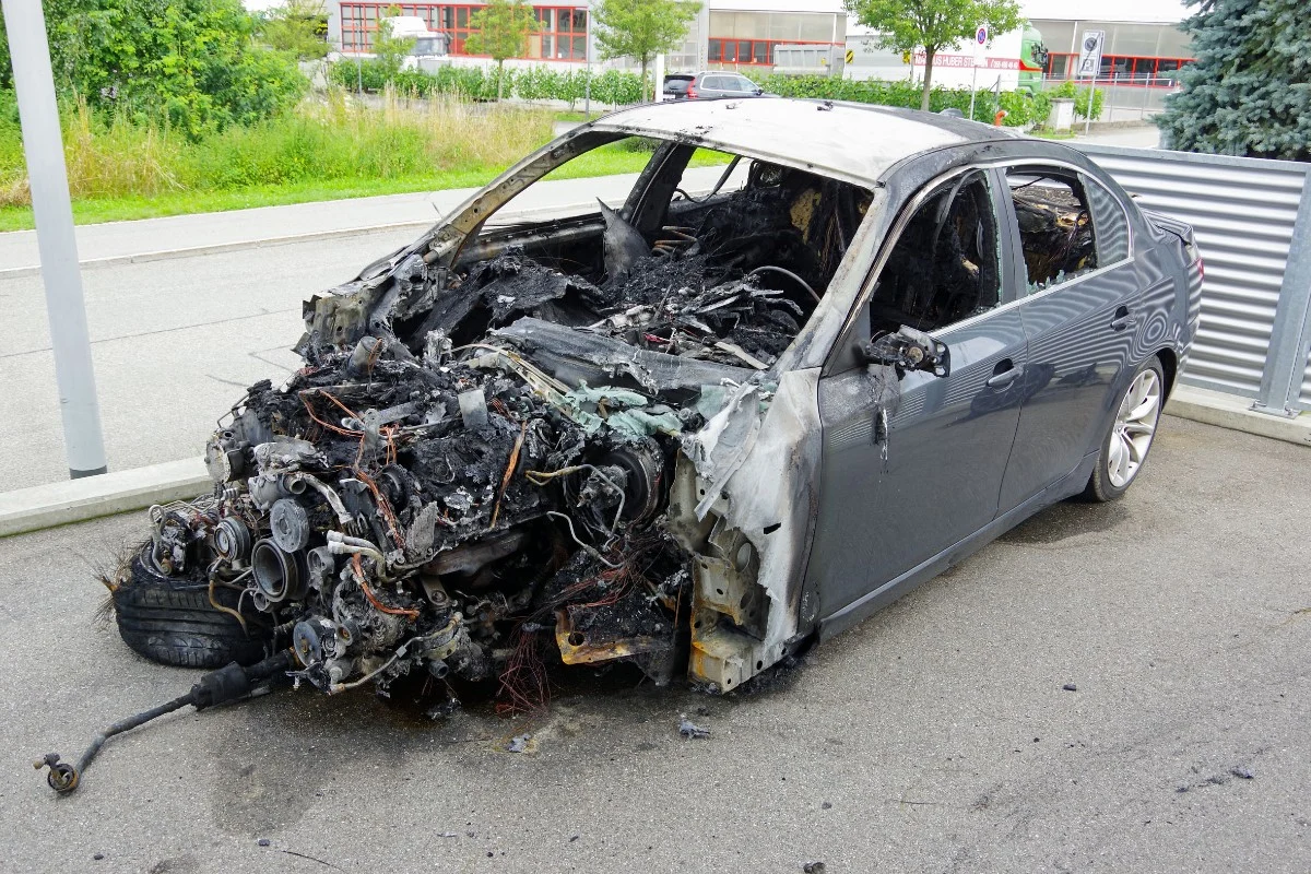 Sursee LU - BMW brennt auf der Strasse aus