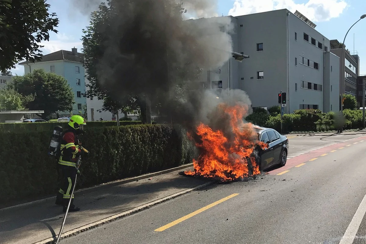 Sursee LU - BMW brennt auf der Strasse aus