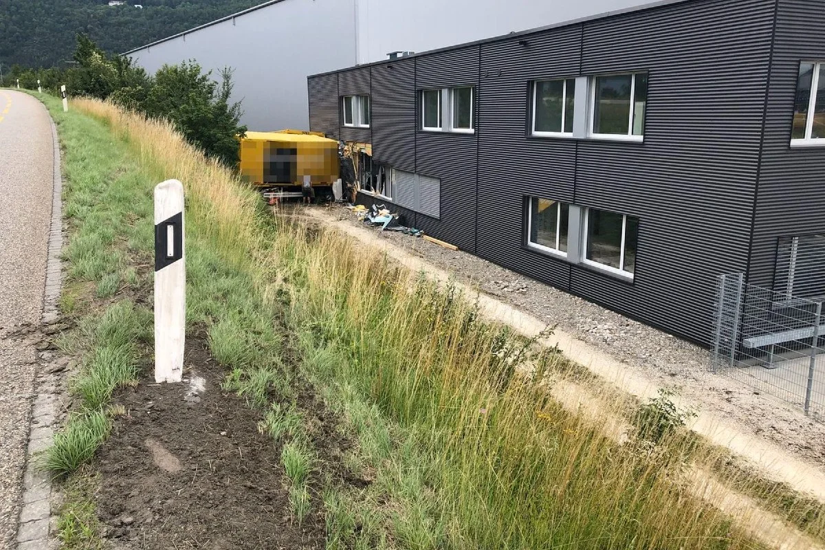 Härkingen SO  - Lastwagen mit Anhänger prallt in Industriegebäude!