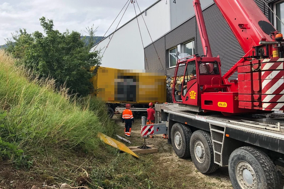 Härkingen SO  - Lastwagen mit Anhänger prallt in Industriegebäude!