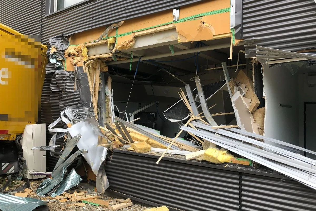 Härkingen SO  - Lastwagen mit Anhänger prallt in Industriegebäude!
