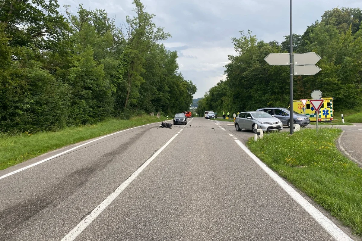 Rüfenach AG - Autofahrer übersieht 19-jährigen Motorradfahrer und verletzt ihn lebensbedrohlich!