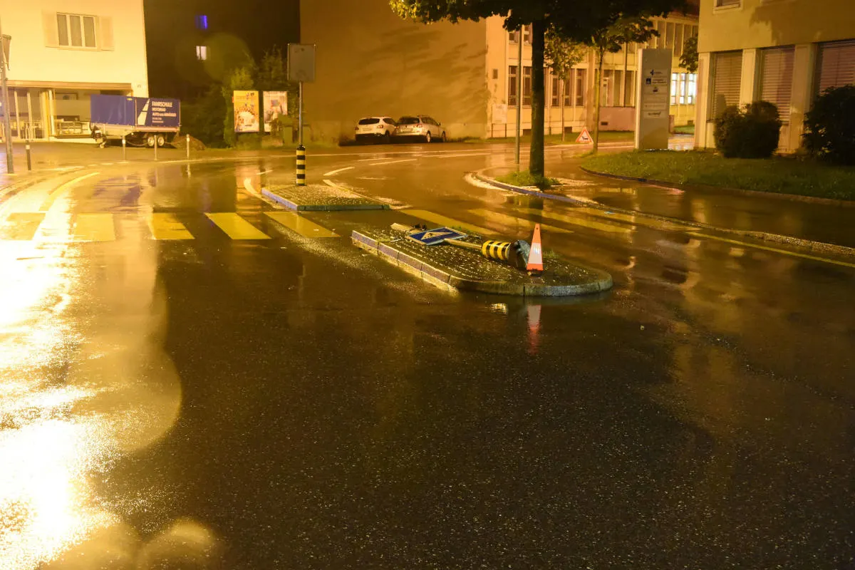 Gossau SG – Alkoholisiert Verkehrsteiler umgefahren und geflüchtet