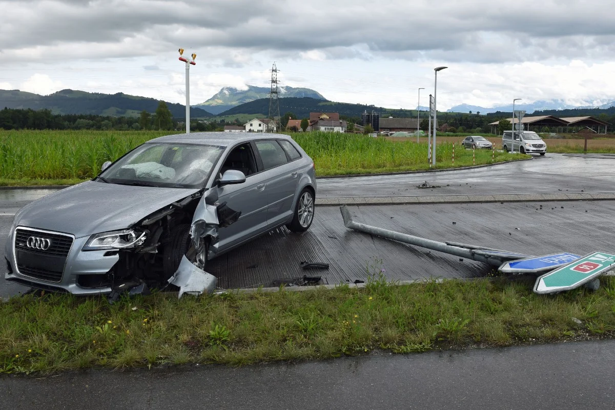 Emmen LU - Autolenkerin bei Kollision leicht verletzt
