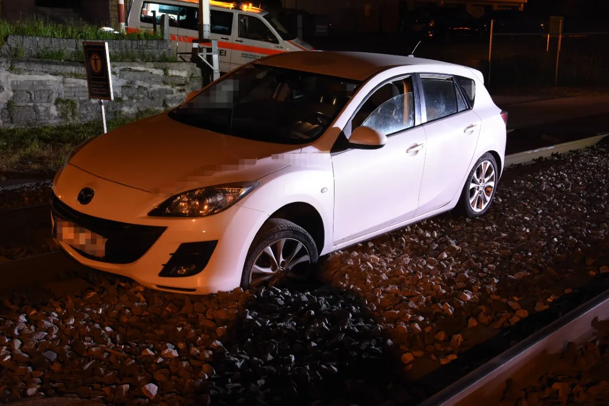 Staad SG - Mit Auto auf Bahnsteig gefahren - und Fahrzeug liegengelassen!