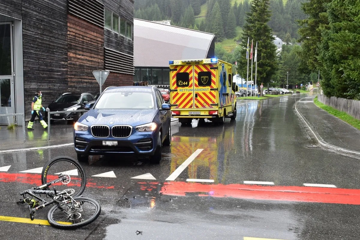 Davos Platz GR - Auto kollidiert mit Fahrrad - 14-Jähriger verletzt