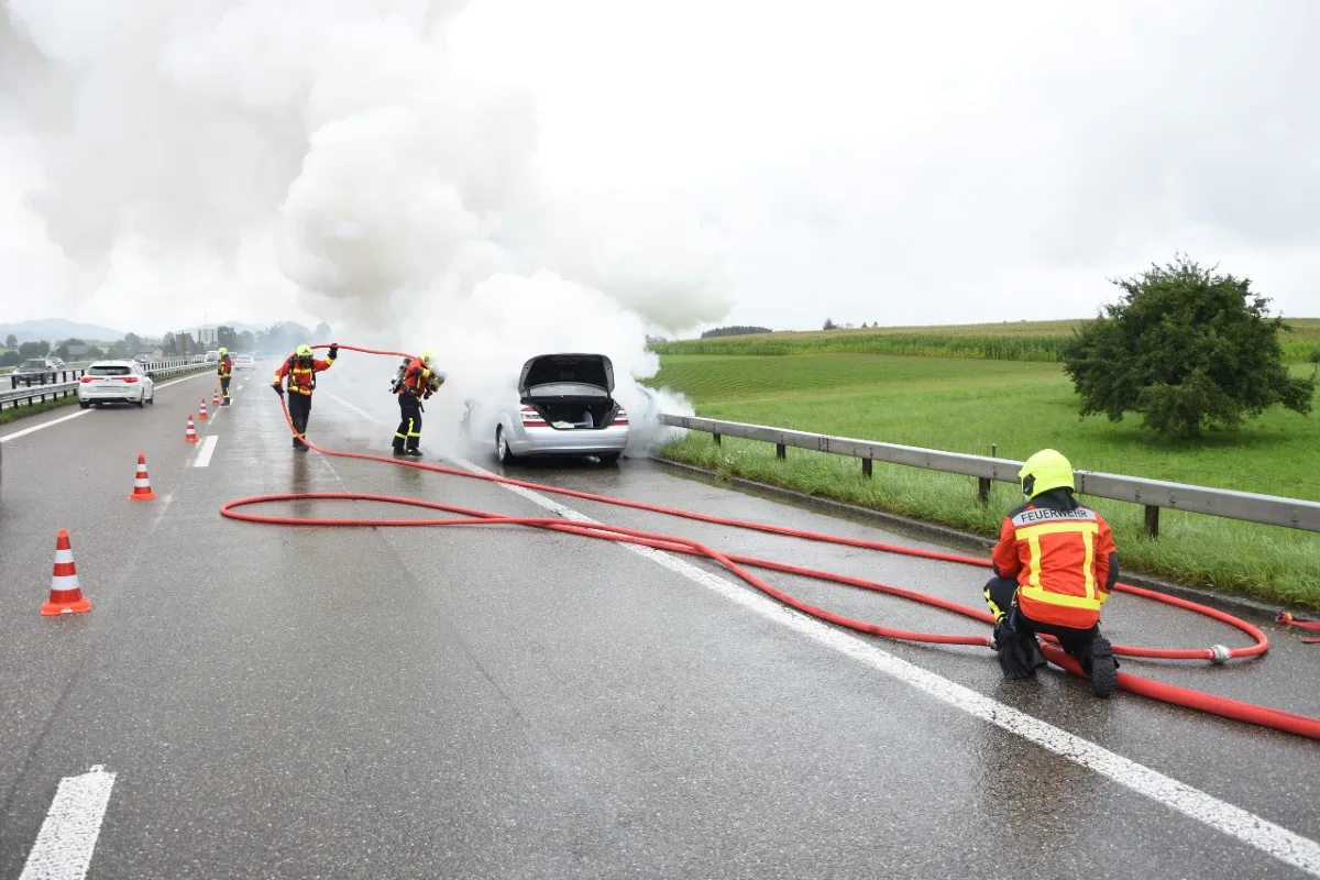  Gossau SG - Mercedes brennt auf Autobahn aus