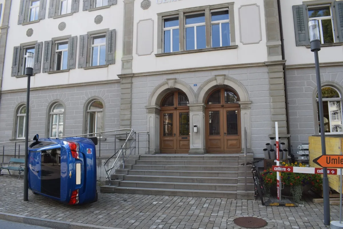 Herisau AR - Lernfahrer baut wegen Ausweichmanöver spektakulären Selbstunfall