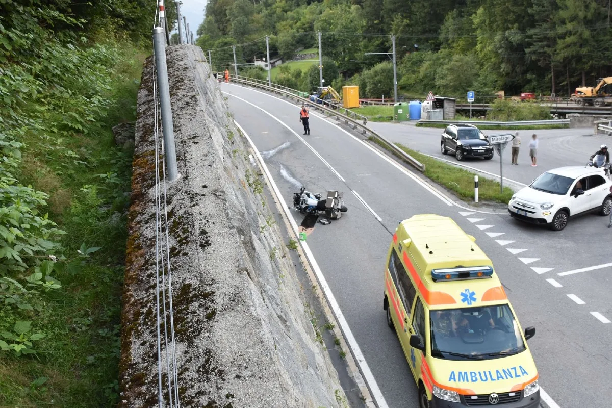 Miralago GR -  Streifkollision zwischen Personenwagen und Motorrad