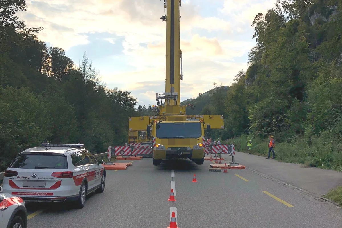 Bärschwil SO - Herausfordernde Bergung eines Baggers nach einem Unfall