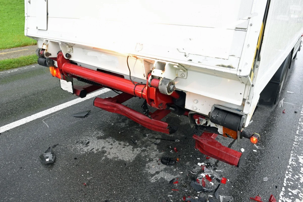 Menznau LU - Streifkollision von zwei Lastwagen löst weitere Unfälle aus