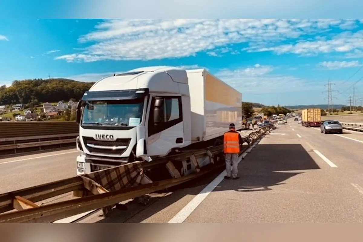 A3 Zeiningen AG – Lastwagen kollidiert mit Auto
