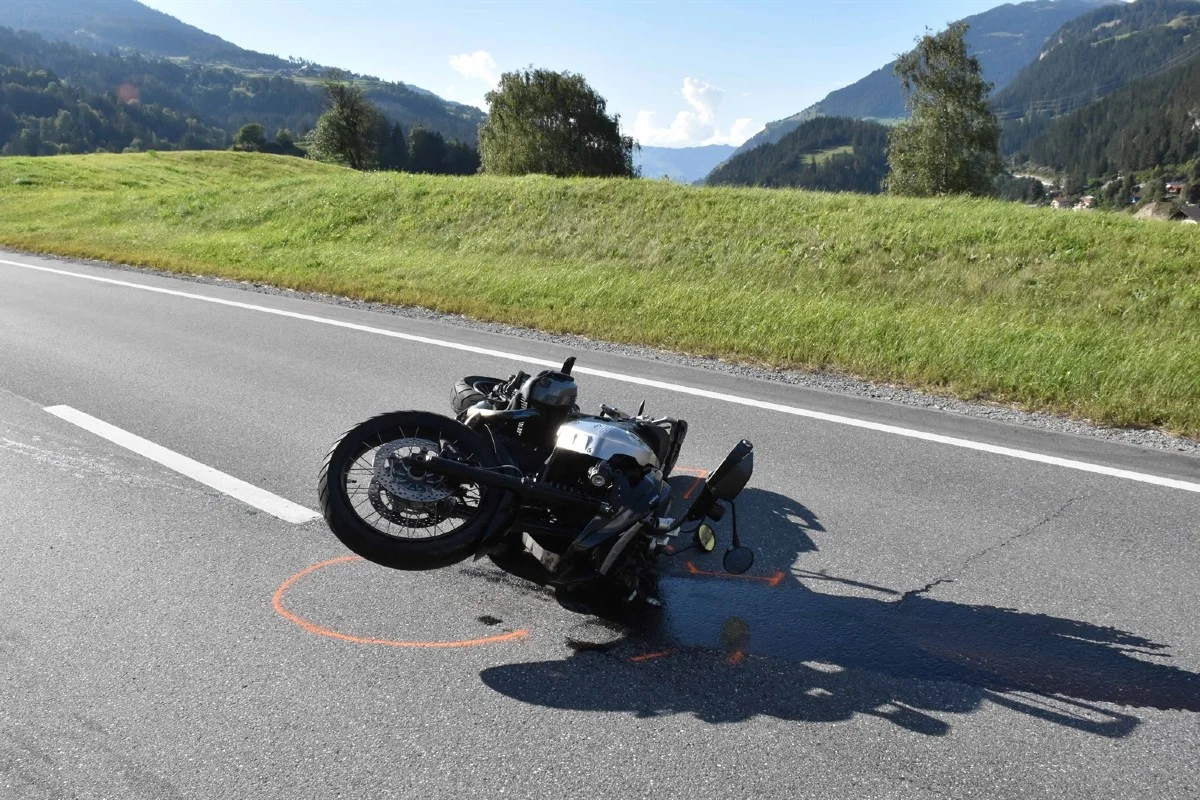 Crusch und Tiefencastel GR - Verkehrsunfälle bei Abbiegemanövern
