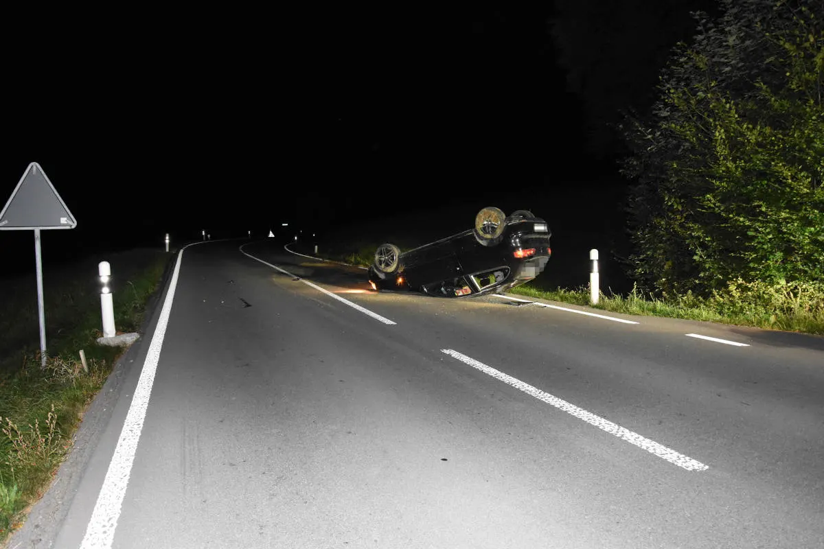 Uetliburg SG – Autofahrerin landet fahrunfähig auf dem Dach