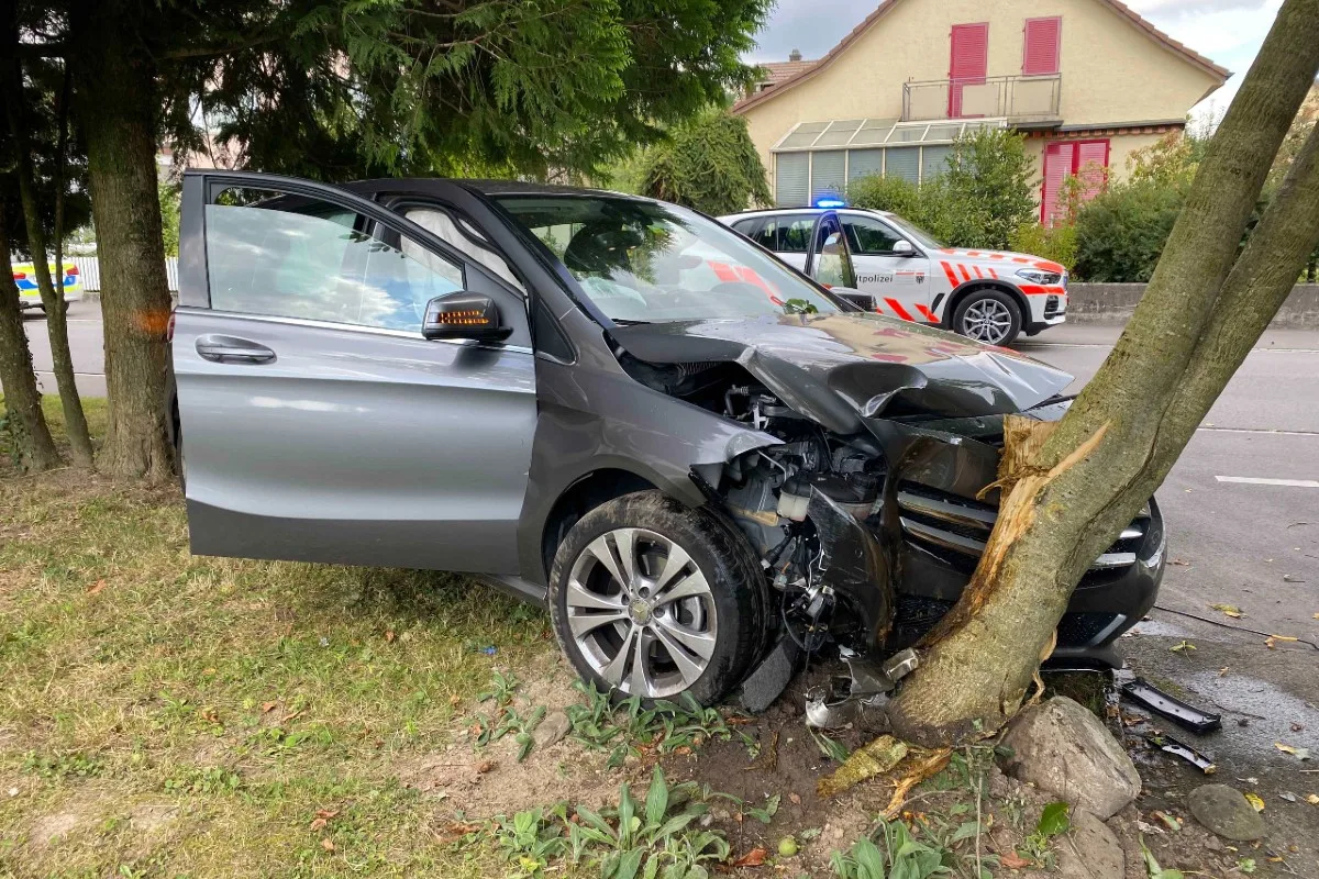 Oberentfelden AG - Autolenkerin nach Kollision mit Baum im Spital