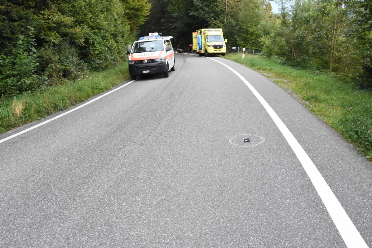Schmerikon SG - Rollerfahrer nach Kollision mit Auto schwer verletzt