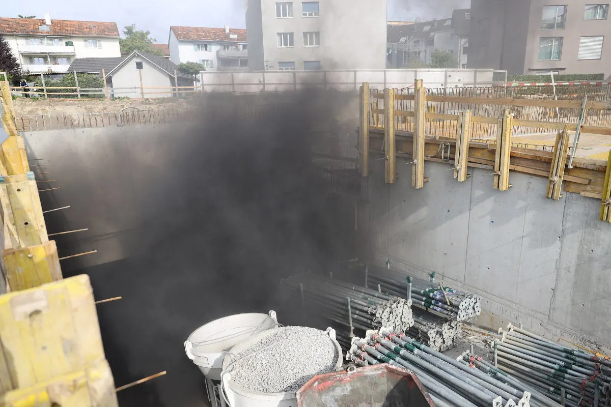 Steinhausen ZG – Flammen und Rauch auf einer Baustelle