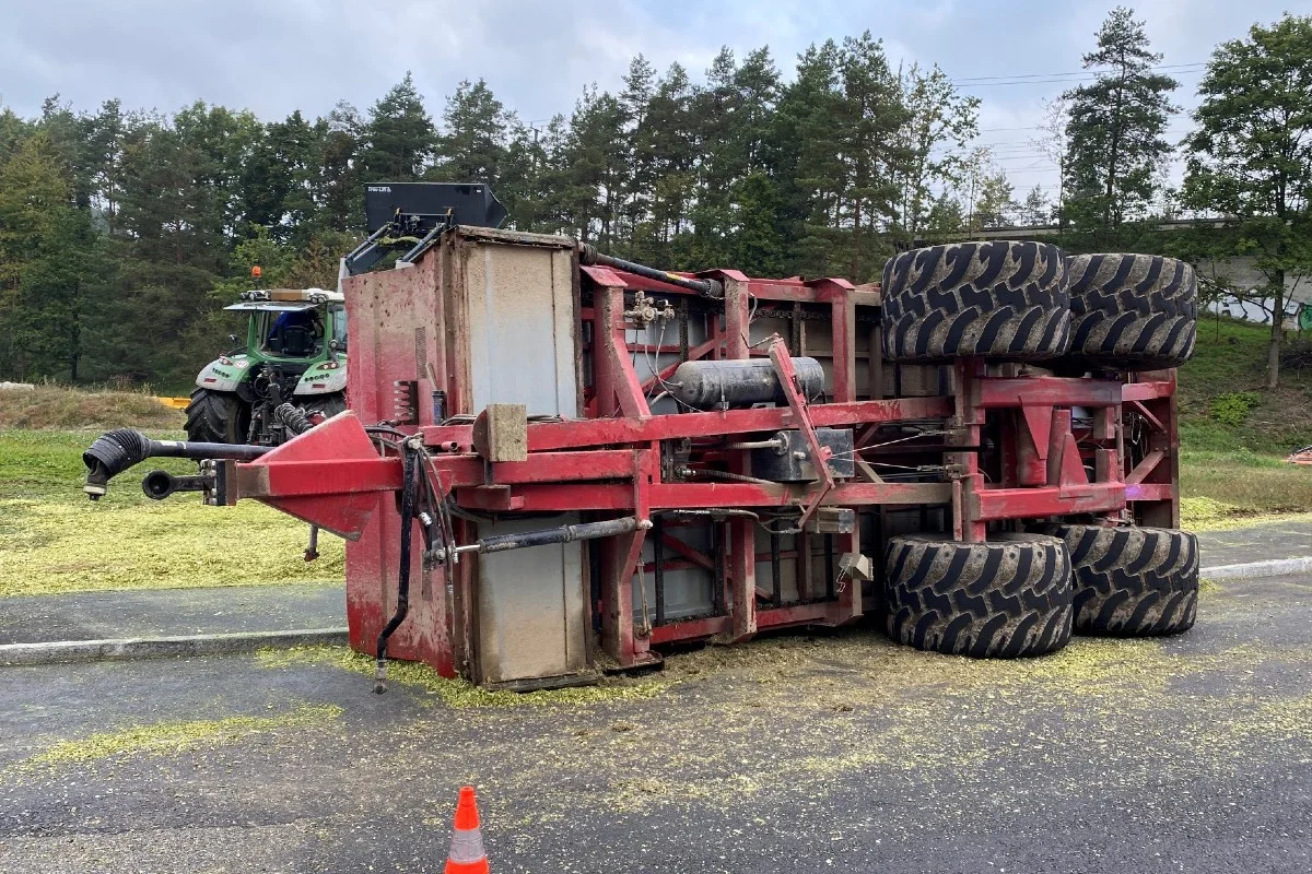 Mellingen AG - Anhänger mit Mais gekippt - niemand verletzt