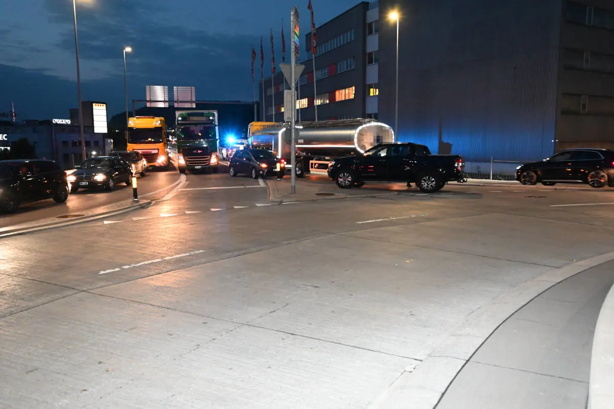 Wil SG – Kollision im Kreisverkehrsplatz zwischen Lastwagen und Auto