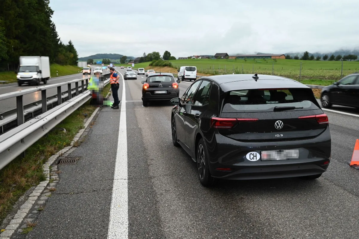 Niederwil SG - Zwei Unfälle - Verkehrsbehinderung durch Fahrzeugteile auf der A1 