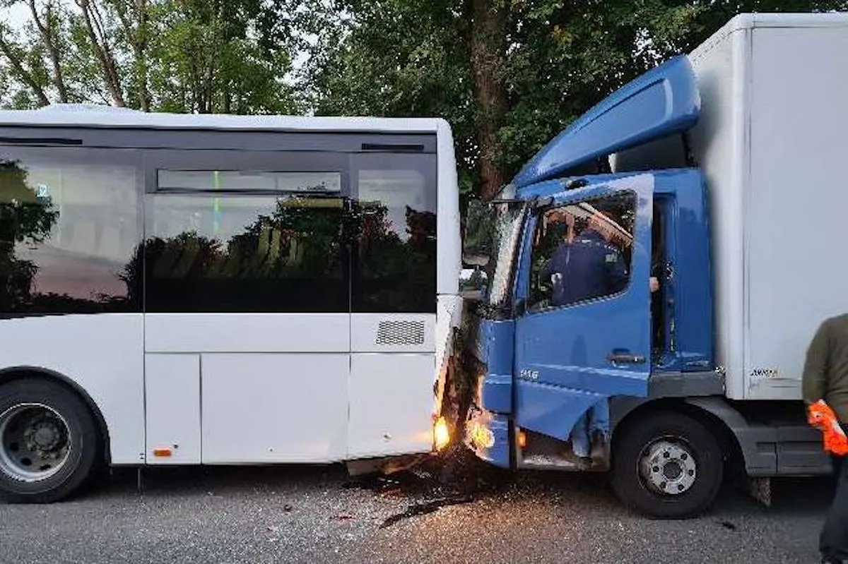 Radbruch – Auf Schulbus aufgefahren – 11 Verletzte