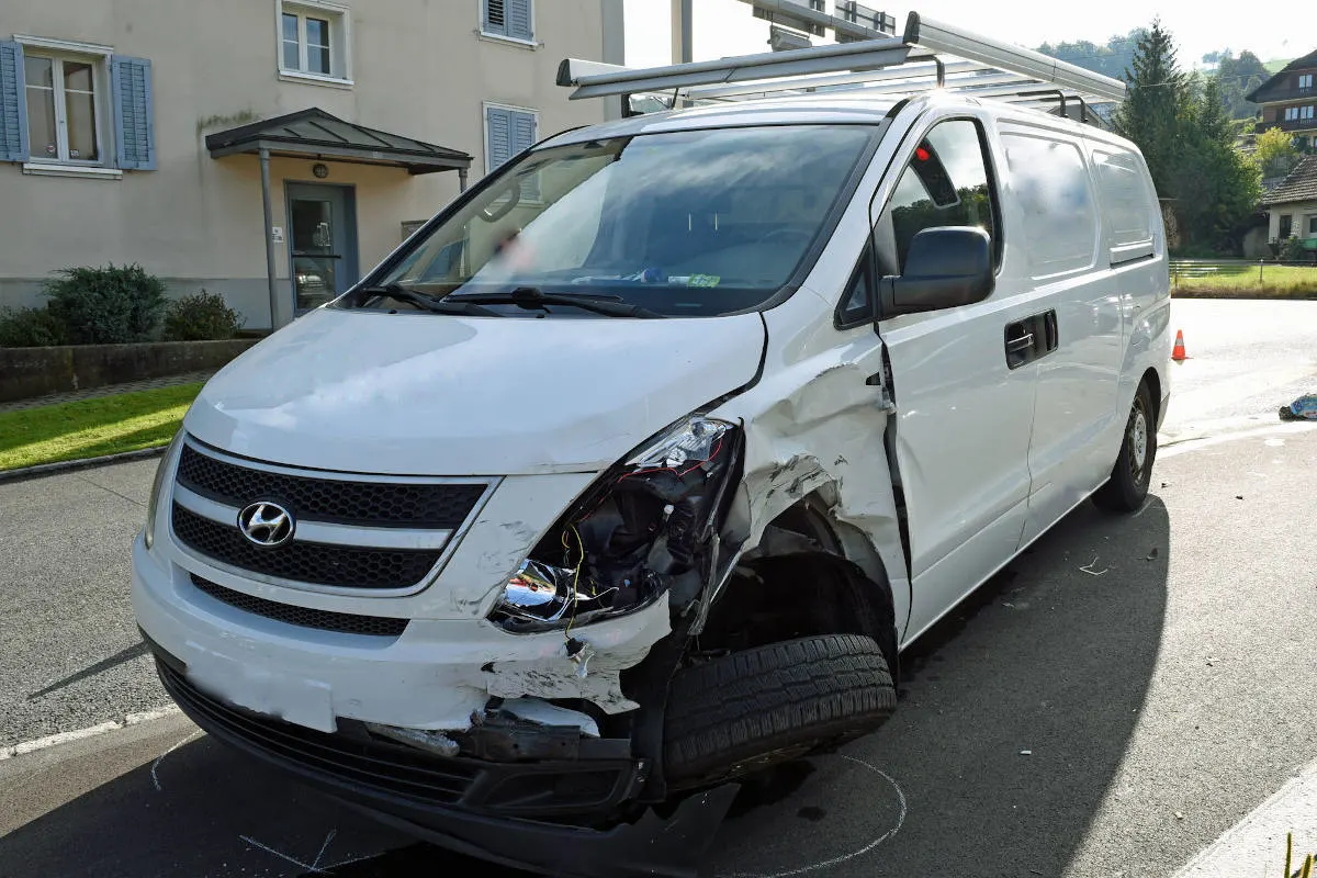 Hitzkirch LU – Kollision zwischen Auto und Lieferwagen