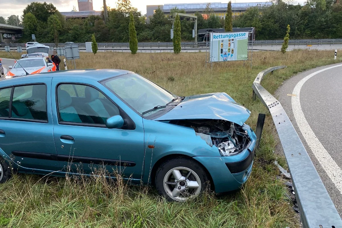 Zuchwil SO - Autofahrer prallt im Bereich der Autobahnausfahrt in Leiteinrichtung
