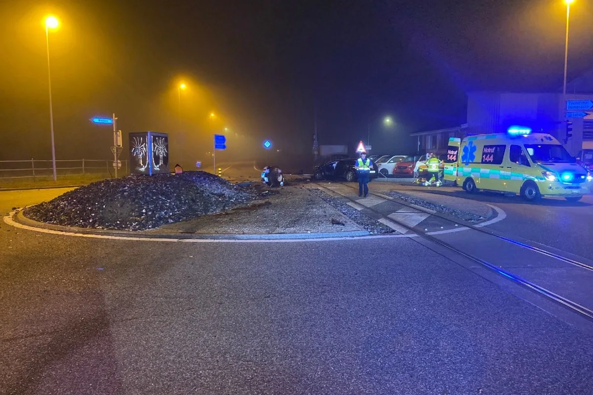 Hallwil AG - Total demoliertes Auto blieb auf dem Bahngleis liegen