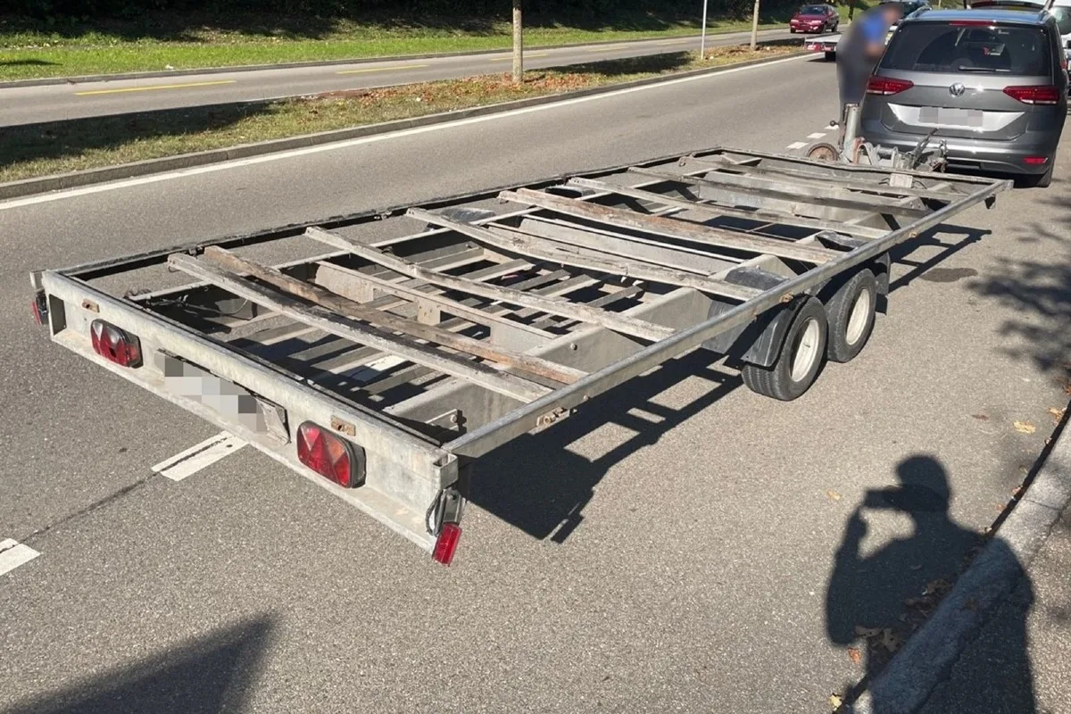 Maienfeld GR - Eine verlorene Stütze führt zu Schleuderfahrt und plattem Reifen