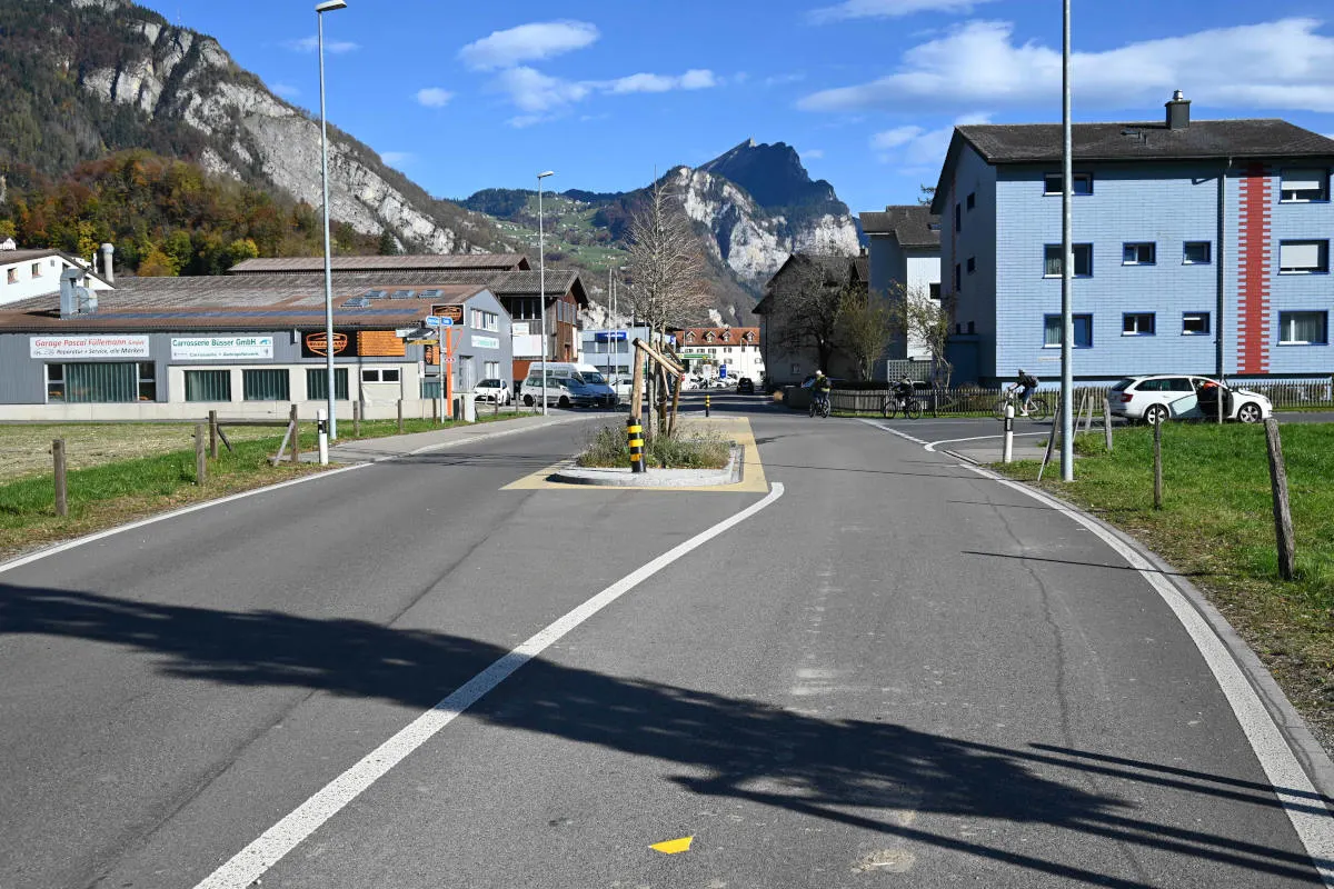 Weesen SG – Mit Auto gegen Baumverankerung geprallt