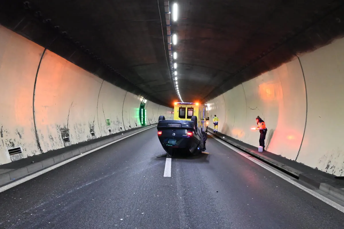 A1 St.Gallen – Fahrunfähig im Rosenbergtunnel überschlagen