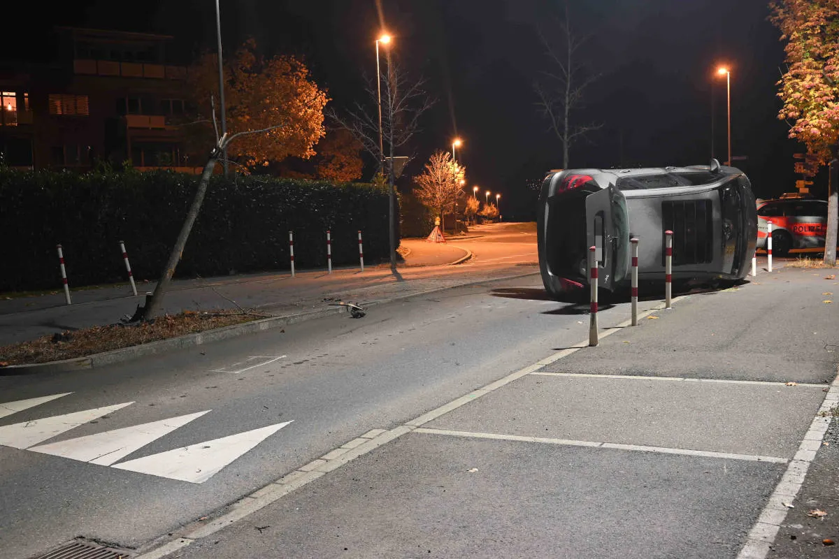 Sargans SG – Fahrunfähig mit Mercedes  gegen Baum gekracht