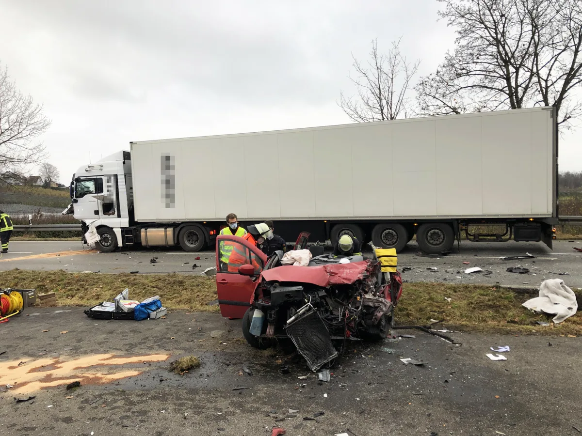 Horrorunfall in Markdorf - Schwerer Verkehrsunfall zwischen PKW und LKW auf B33 