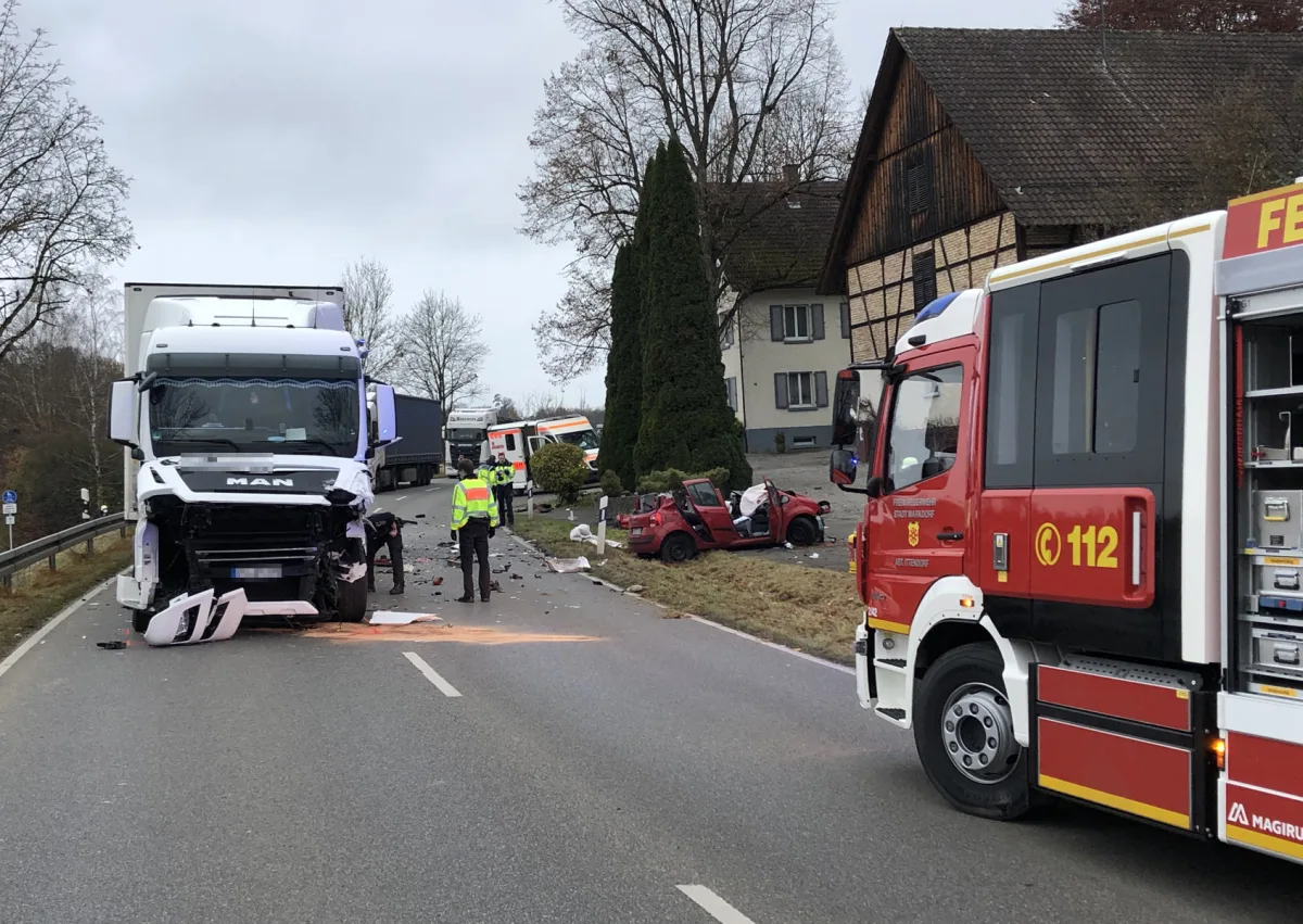 Horrorunfall in Markdorf - Schwerer Verkehrsunfall zwischen PKW und LKW auf B33 