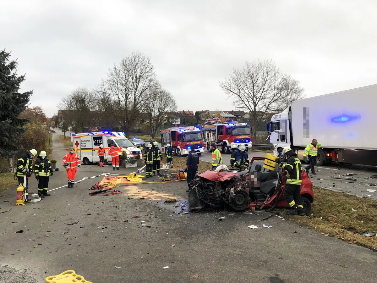 Horrorunfall in Markdorf - Schwerer Verkehrsunfall zwischen PKW und LKW auf B33 