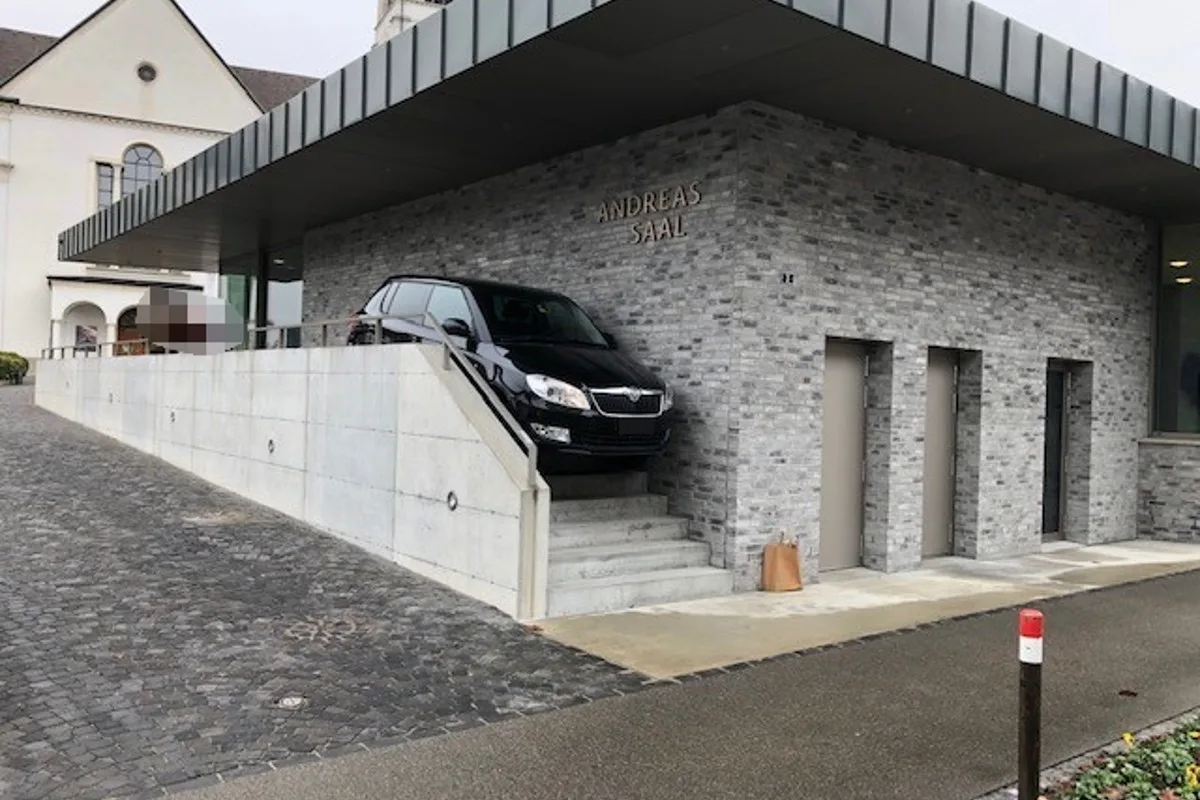  Gossau SG - 82-Jährige fährt mit Auto über Fussgängertreppe und bleibt stecken