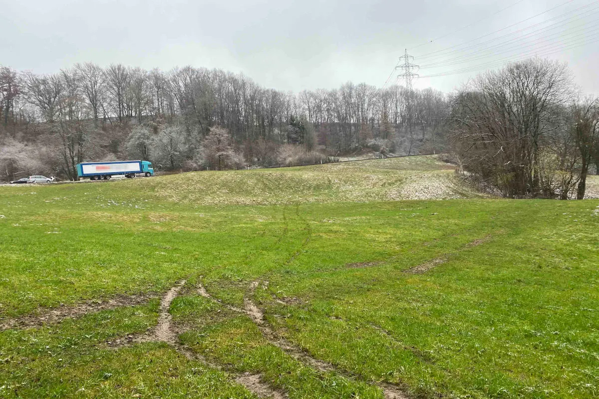 Küttigen AG – Fahrzeug kam von der Strasse ab