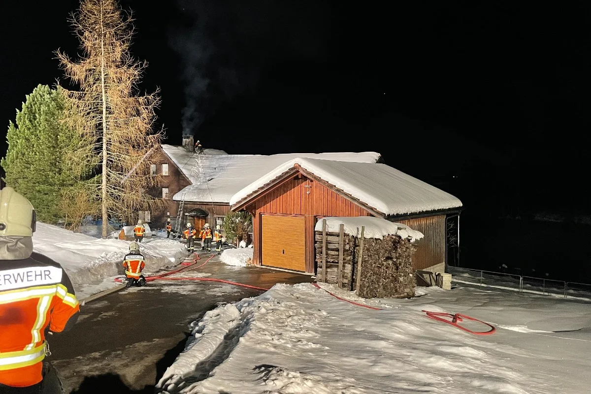 Herisau / Bühler AR - Fahrzeugbrand und Kaminbrand