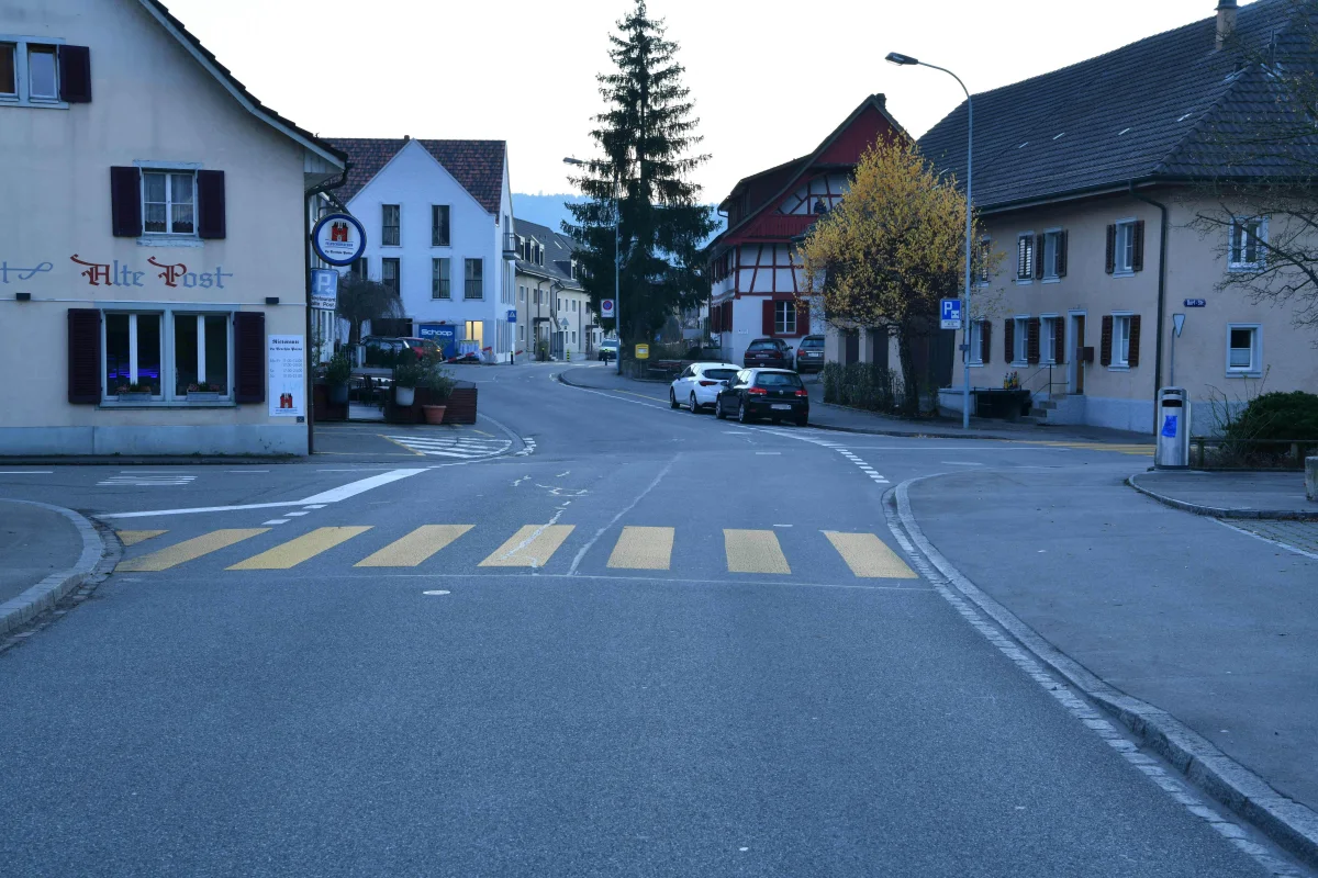 Wettingen AG - 20-jähriger Autofahrer erfasst 88-jährigen Fussgänger