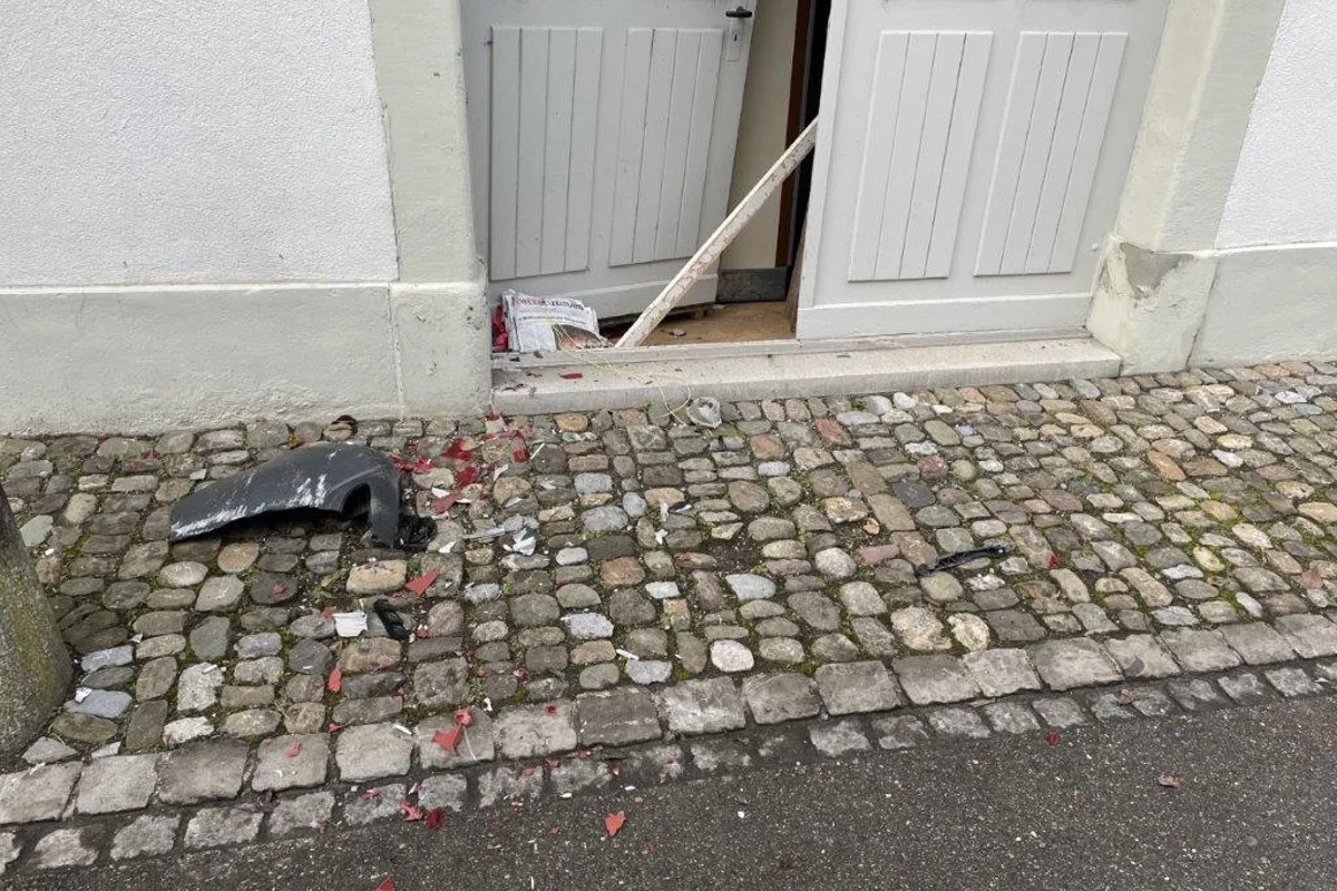 Uster ZH - Auto prallt in Gebäude