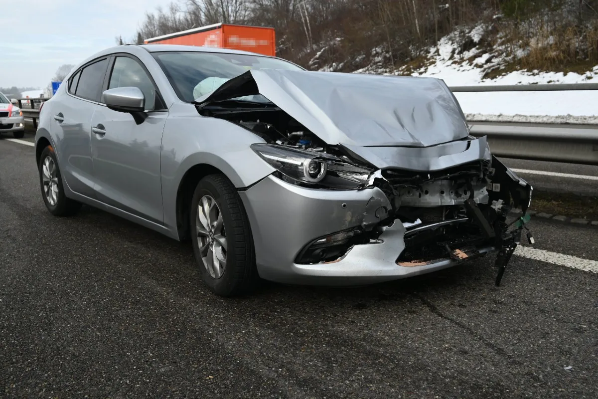 Gossau SG - Auffahrkollision zwischen drei Autos mit drei Verletzten